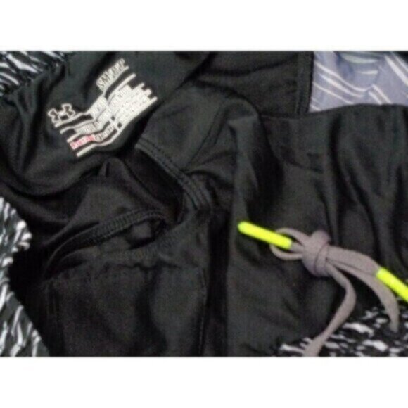 NEW Under Armour women's small (fitted) black/gray/pink shorts MSRP $65 - Picture 6 of 7